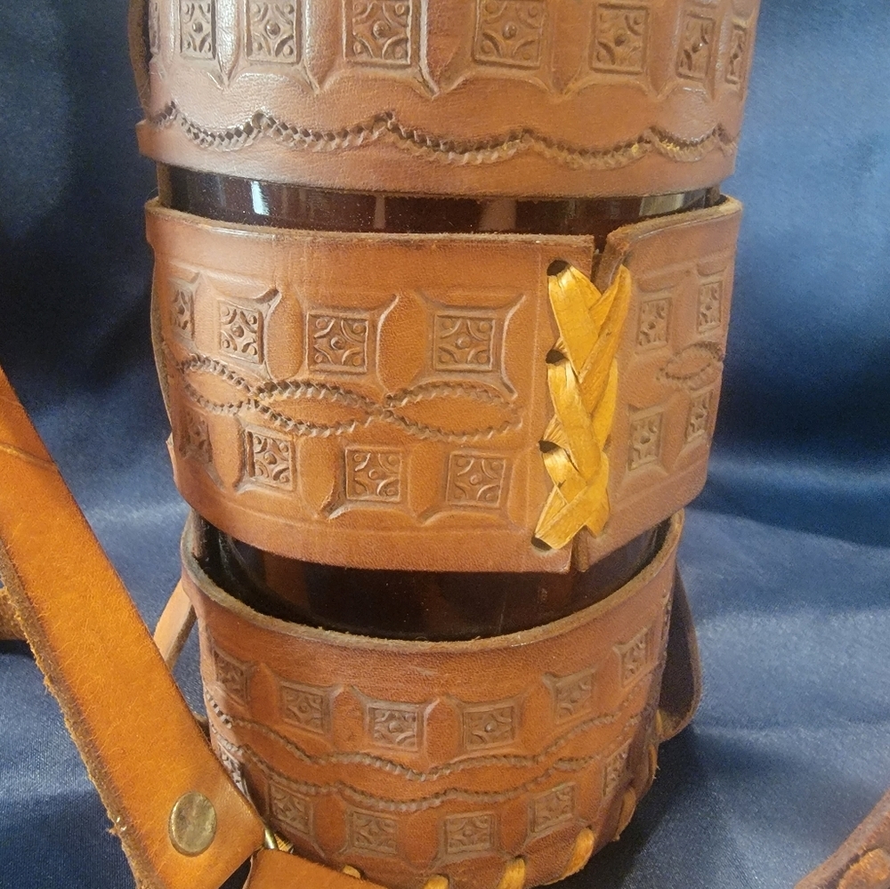 (J19) Vintage Handcrafted Leather wine bottle holder.
